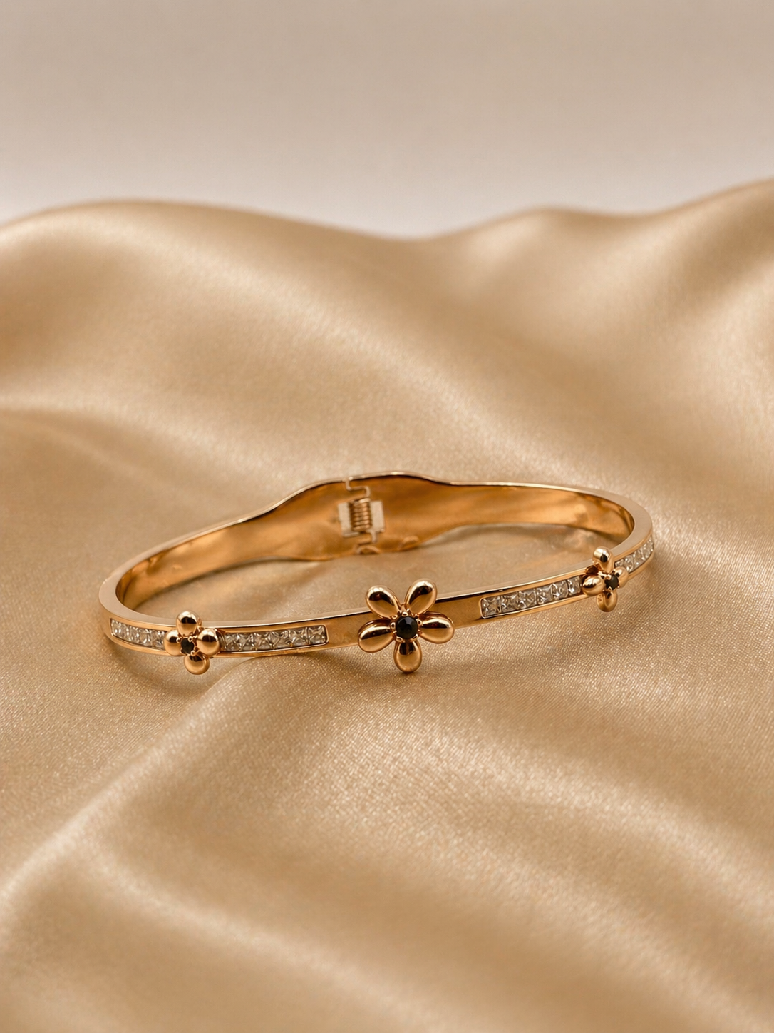 Daisy Dew Bangle 🌼
